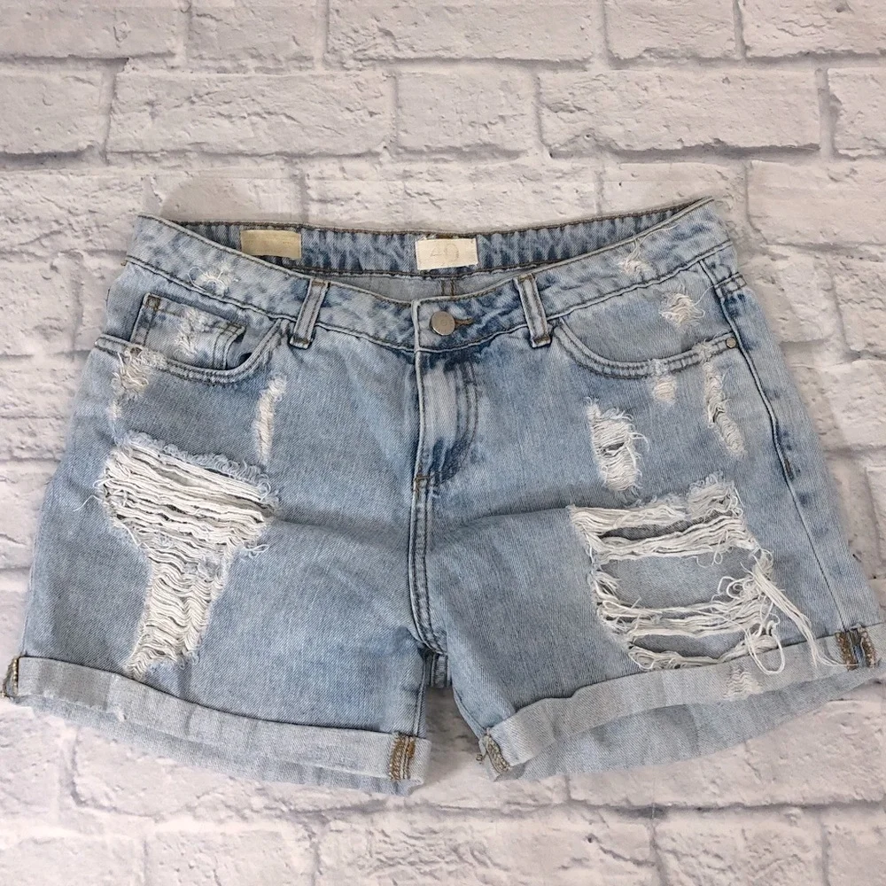 Zara Distressed Denim jean shorts Light wash denim Size 8